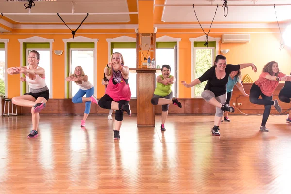 Grupo de niñas de entrenamiento de ejercicio en interiores . —  Fotos de Stock