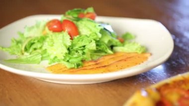 Pizza masanın üzerinde. Tablo, salata, pizza, bira, ışık ve karanlık gıda. Bar gıda ile. Taze yiyecek. Kahverengi Resepsiyon. Restoran.