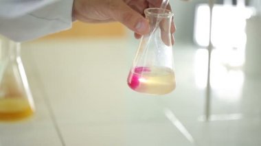 Laboratuvarda araştırma. Tüp, madde rengi değişir. Göstergesinin rengini ekleme. Kalite kontrol Laboratuvarı hammadde. Madde ile kapasite.