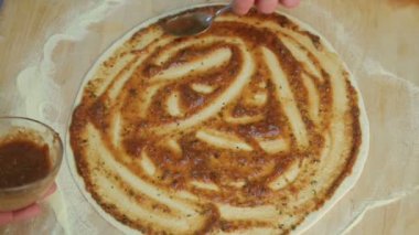 Şef pizza hazırlar. Pişirme pizza. Sos hamur bulaşmış. Malzemeler hamur koyar.