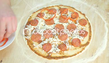 Şef pizza hazırlar. İnce hamur. Mutfakta Restoran. Domates, peynir, sosis, domates salçası, zeytin, biber. Pizza için malzemeler. Un.