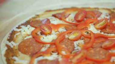 Şef pizza hazırlar. İnce hamur. Mutfakta Restoran. Domates, peynir, sosis, domates salçası, zeytin, biber. Pizza için malzemeler. Un.