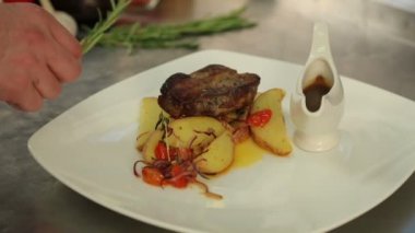 Şef yemek tamamlanır. Yemekler dekorasyon. Sulu biftek ile kızarmış patates. Kızartma sebze. Sos tekne. Izgara et. Kiraz domates. Restoranın mutfağı.
