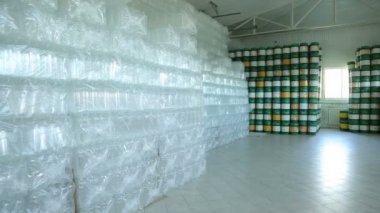 Depodaki boş plastik şişe. Bir sürü boş plastik şişe raf. İçecekler için plastik kaplar ambar. Arka plan kegs ve bira fıçıları içecekler için.