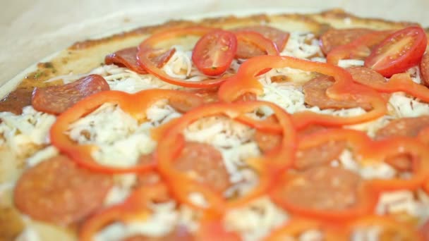 El chef prepara la pizza.Dona delgada.La cocina en el restaurante. Los tomates, queso, salchichas, pasta de tomate, aceitunas, pimientos. Los ingredientes para la pizza. Harina . — Vídeos de Stock
