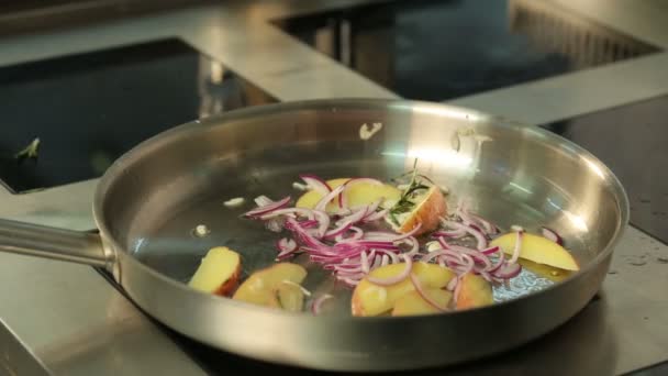 Lo chef cucina sulla padella patate con cipolla. Con olio d'oliva. Guarnire. Cibo fresco. Cibo utile. Lo chef in cucina. Piatto per friggere. Scrivi cucinare nel ristorante. Olio sullo sfondo . — Video Stock