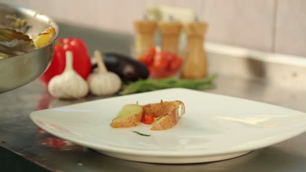 El chef está asando un filete en la parrilla. El cocinero tuesta la carne. El romero y el ajo en la carne. Gira el filete. La preparación del plato. Restaurante. Comida. Carne de mármol. Carne tierna jugosa . — Vídeo de stock