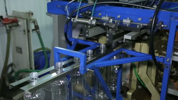 ペットボトルの生産。自動システム。プラスチック製品の生産。コンベヤです。プラスチック製のボトルを生産する機械。Press.High 生産速度。ビレットを加熱し、ボトルを吹き飛ばさ. — ストック動画