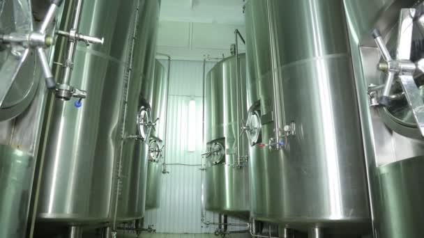 Bira üretim fabrikası. Brewhouse. Viski. Bira tanklarda soğutulur. Sakin ol. Taze bira. Doğal ürün. Buzdolabı. Yemek pişirmek için aygıt — Stok video