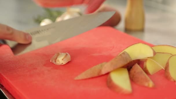 요리사는 마늘 조각. 칼, 자르고 보드, 마늘입니다. 빠른 커팅 야채입니다. 마늘입니다. 마늘 튀김입니다. 요리사의 손에. — 비디오