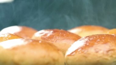 Hamburger için sıcak buns. Sıcak ekmek. Taze hamur işleri.