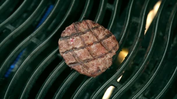 Burger a grill. A séf készít a pogácsákat a grill, kandalló, fejtetőre felett, helyezi a roston sült hamburger roll. A séf sajt hozzáadása a csirke Burger. — Stock videók