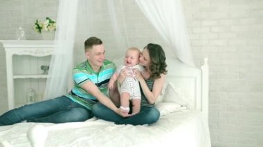 Anne baba ve 6 aylık bebek. Bir çocuk ile mutlu bir aile. Bebek ile aile oyun.