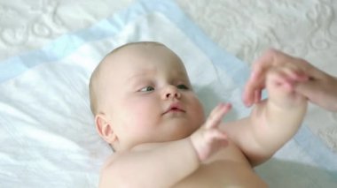 Bir bebek portresi. Altı aylık çocuk.