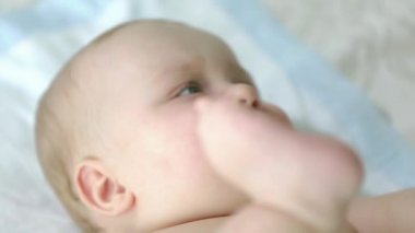 Bir bebek portresi. Altı aylık çocuk.