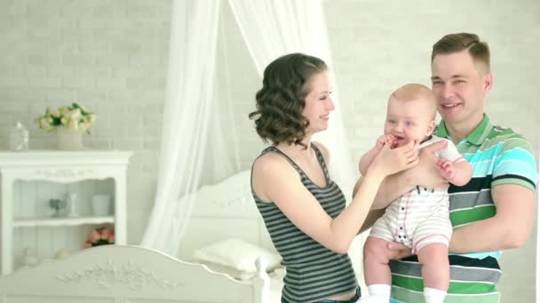 Mamá papá y bebé de 6 meses. Feliz familia jugando con un niño. Juego familiar con bebé . — Vídeo de stock