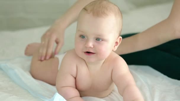 Retrato de un bebé. Niño de seis meses. . — Vídeos de Stock