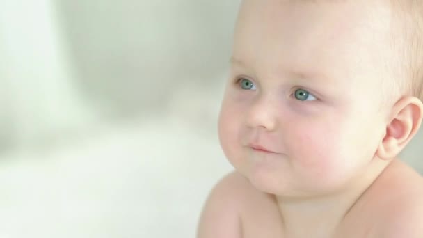Porträtt av ett spädbarn. Sex månader gammal pojke. — Stockvideo