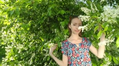 Uzun saçlı genç baştan çıkarıcı kız ormanda günbatımı üzerinde poz.