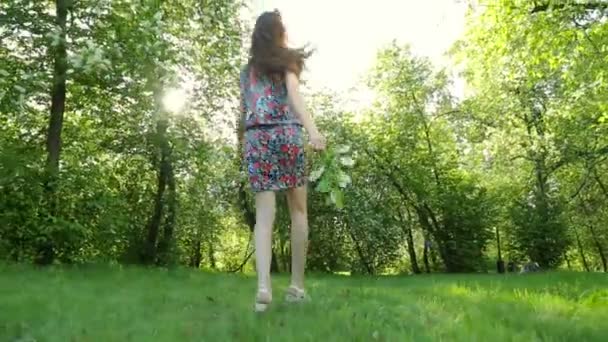 Jeune fille séduisante aux cheveux longs, posant au coucher du soleil dans la forêt . — Video