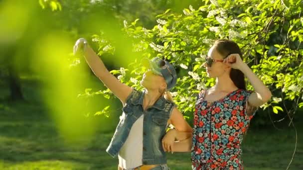 Amigos haciendo selfie. Dos hermosas mujeres jóvenes haciendo selfie — Vídeo de stock