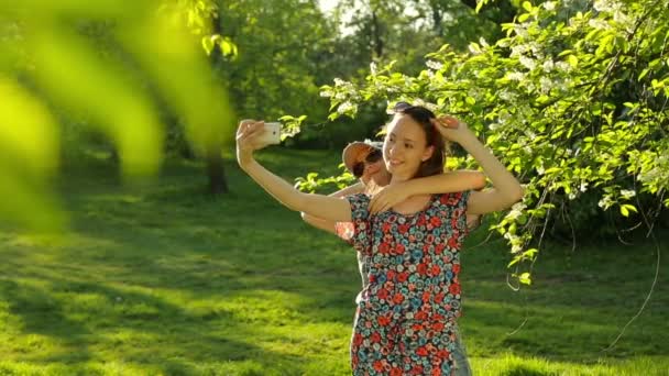 Przyjaciele Dokonywanie selfie. Dwa piękne młode kobiety, co selfie — Wideo stockowe