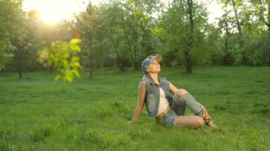 Kot elbiseleri günbatımı karşı poz şirin kız.