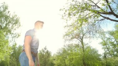 Baba ve kızı yaz aylarında oynarken, o havaya onu atıyor.