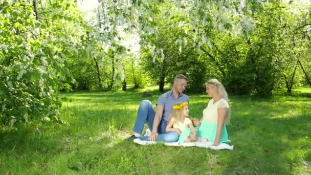 Portret van een gelukkig gezin met een zwangere moeder. — Stockvideo