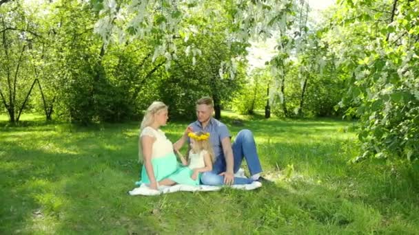 Portret van een gelukkig gezin met een zwangere moeder. — Stockvideo