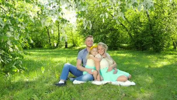 Retrato de una familia feliz con una madre embarazada . — Vídeos de Stock