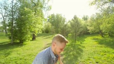 Baba ve kızı yaz aylarında oynarken, o havaya onu atıyor.