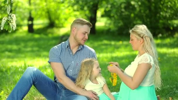 Retrato de una familia feliz con una madre embarazada . — Vídeos de Stock