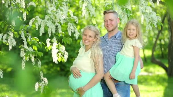 Retrato de uma família feliz com uma mãe grávida . — Vídeo de Stock