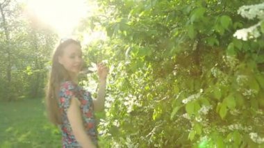 Uzun saçlı genç baştan çıkarıcı kız ormanda günbatımı üzerinde poz.