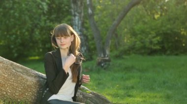 Güzel kız ormanda, gün batımında poz.