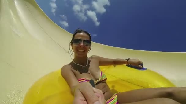 Vrouw plezier, glijdende in waterpark. — Stockvideo