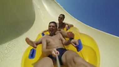 Ortak Yüzme Havuzu, su kaydırağı aşağı kayan Çift.