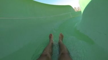 adam su parkında kayar, eğlenmek.