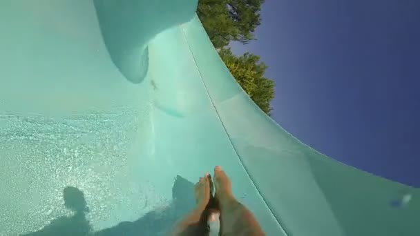 Mann hat Spaß beim Rutschen im Wasserpark. — Stockvideo