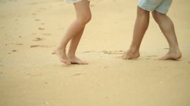 Mutlu çift sahilde çalıştıran. Birlikte seyahat.