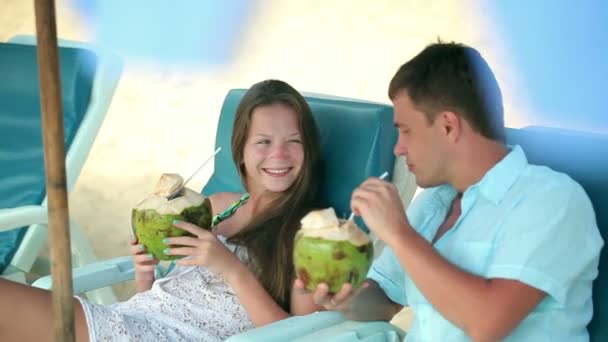 Attraktivt par grillas med kokos, exotiska semestrar — Stockvideo