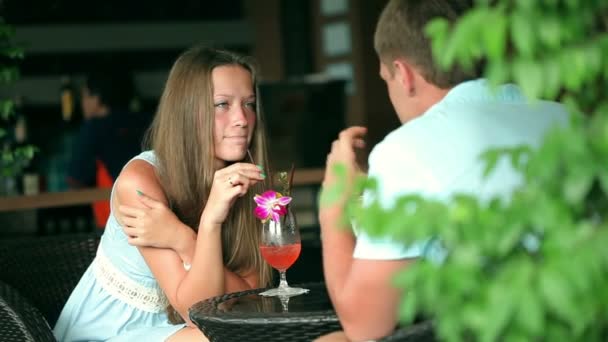 Um casal num encontro a beber um cocktail. Casal passar tempo juntos . — Vídeo de Stock