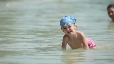 Anne ve küçük kızı deniz eğleniyor. Mutlu aile tatil.