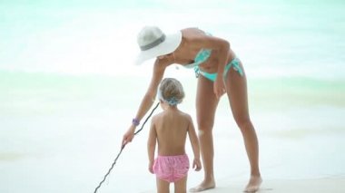 Anne ve küçük kızı deniz eğleniyor. Mutlu aile tatil.