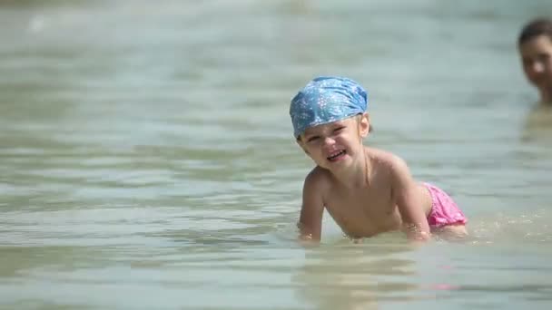 Moeder en dochtertje plezier op zee. Gelukkige familie op vakantie. — Stockvideo