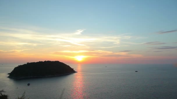 Un'isola tropicale nel mare al tramonto. Il sole rosso tramonta all'orizzonte . — Video Stock