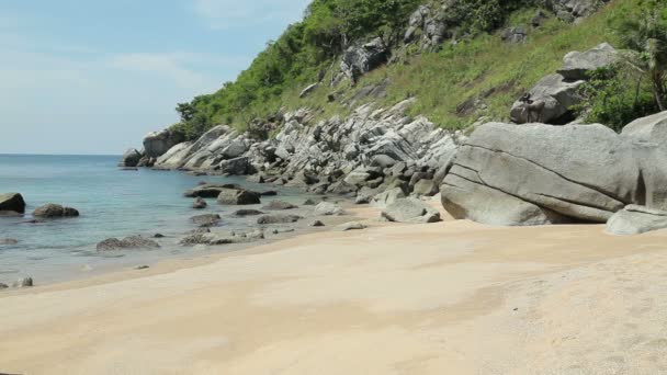 Praia tropical, mar azul e areia amarela . — Vídeo de Stock