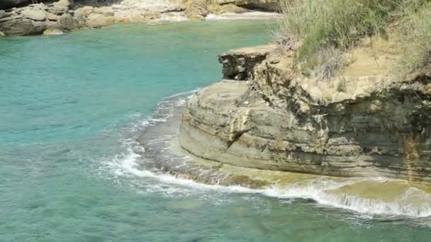 Acantilado muy alto en el mar con olas . — Vídeos de Stock