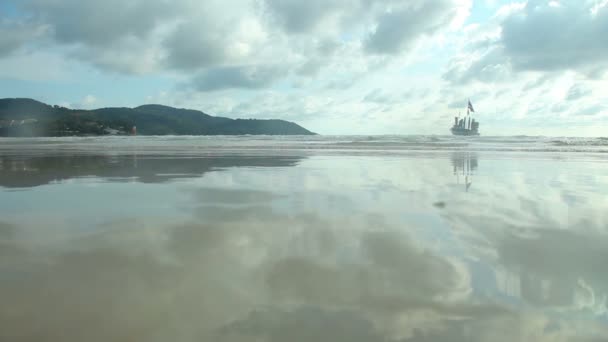 Tropisk strand med fiskebåtar och gul sand. Vackra moln och havets vågor. — Stockvideo
